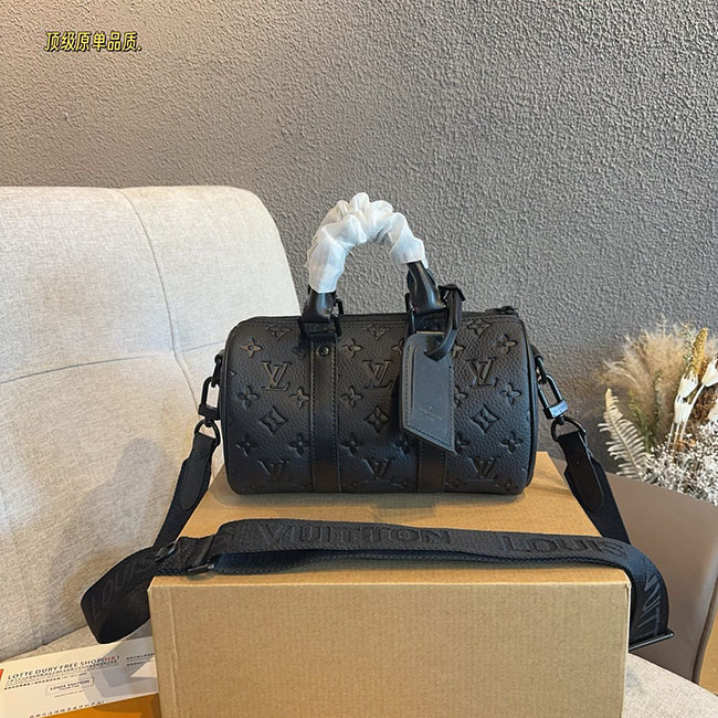 Túi đeo chéo lv Keepall Bandoulière 25 đen dập nổi TNLV073