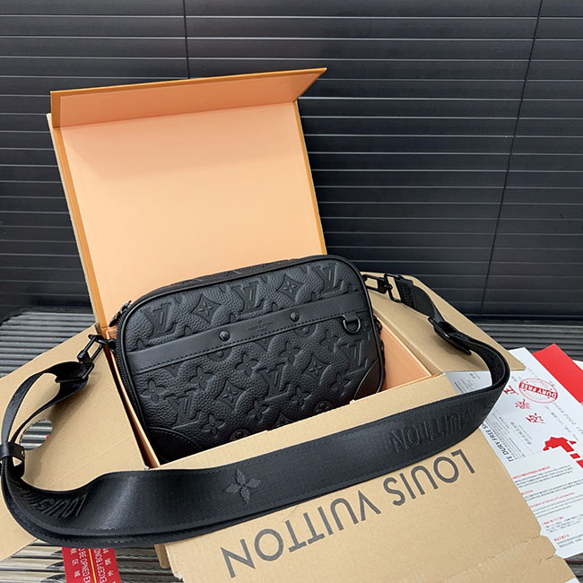 Túi đeo chéo LV Alpha Messenger dập nổi TNLV102