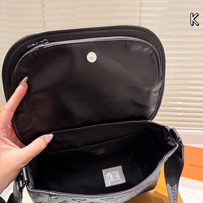 Túi đeo chéo nam LV Pulse Messenger dập nổi 3