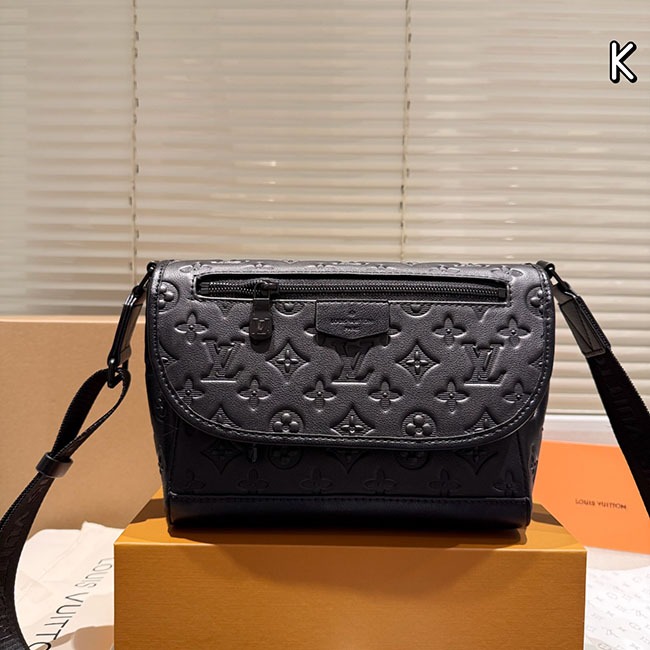 Túi đeo chéo nam LV Pulse Messenger dập nổi 2