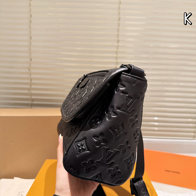 Túi đeo chéo nam LV Pulse Messenger dập nổi 6