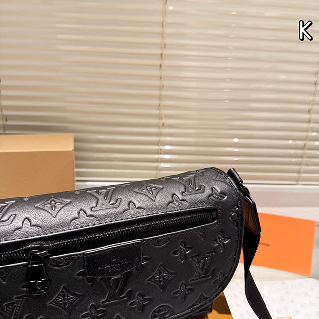 Túi đeo chéo nam LV Pulse Messenger dập nổi 4