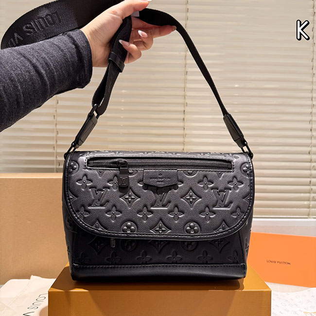 Túi đeo chéo nam LV Pulse Messenger dập nổi