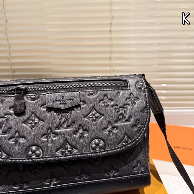 Túi đeo chéo nam LV Pulse Messenger dập nổi 8