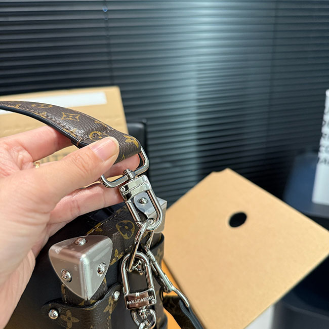 Túi LV Side Trunk Vibe đen MM sang trọng 9