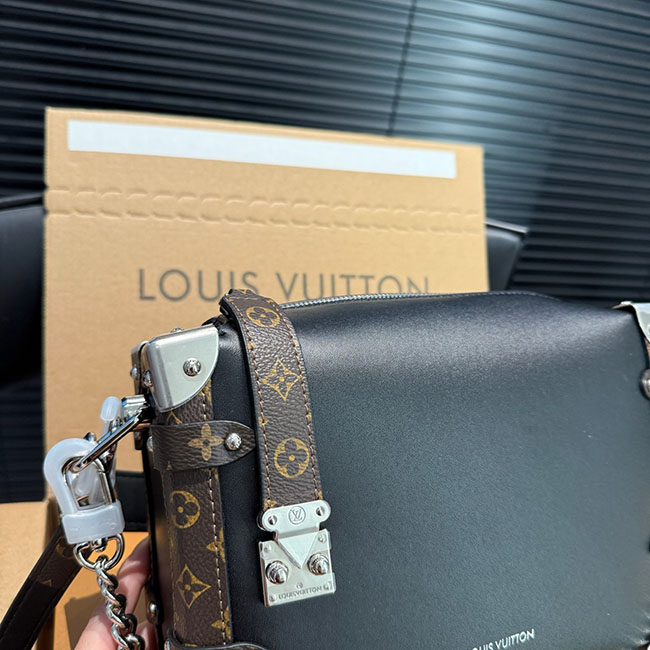 Túi LV Side Trunk Vibe đen MM sang trọng 4