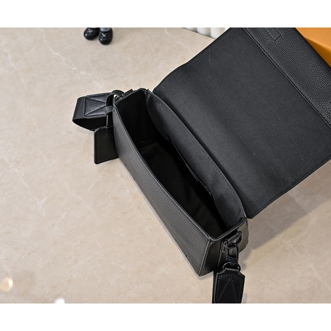 Túi LV Takeoff Messenger PM Đeo Chéo Nam Sang Trọng 4