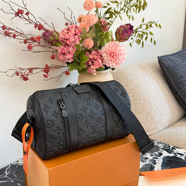 Túi đeo chéo nam LV City Keepall đen dập nổi TNLV044