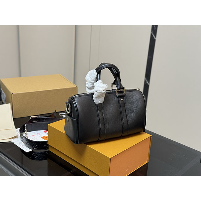 Túi đeo chéo lv Keepall 25 Cargo đen vibe 3