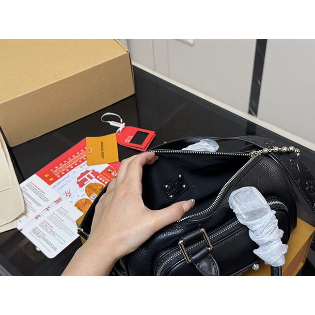 Túi đeo chéo lv Keepall 25 Cargo đen vibe 4