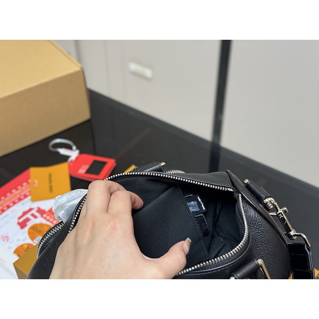 Túi đeo chéo lv Keepall 25 Cargo đen vibe 5